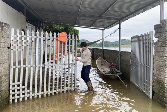 Người dân vùng bán ngập Vạn Thọ vật lộn với “thủy thần”