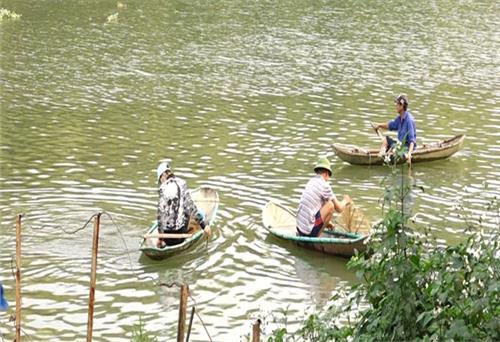 Bắt cá phóng sinh, việc làm không đẹp trong ngày 23 tháng Chạp