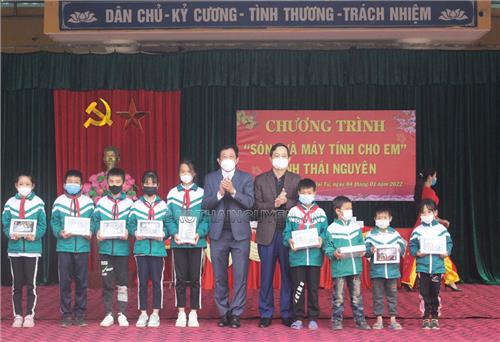 Presenting hundreds of tablet computers for disadvantaged students in Dai Tu district