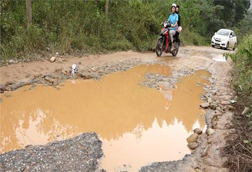 Xuống cấp nghiêm trọng trên tuyến đường Phúc Tân - Phúc Thuận