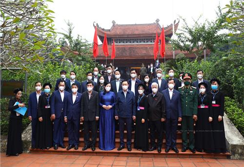 NA offers incense to President Ho Chi Minh at Dinh Hoa safety zone