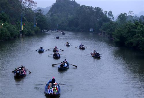 Ngày đầu mở cửa trở lại, chùa Hương đón gần 3 vạn du khách