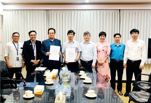 Delegation of Thai Nguyen University works with leader of Undiknas University, Indonesia