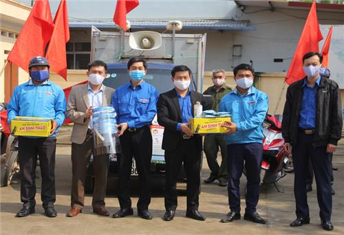 Thăm, động viên lực lượng làm nhiệm vụ tại chốt kiểm tra liên ngành phòng, chống dịch bệnh