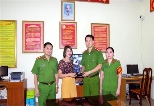 Cán bộ Công an trả lại tiền cho người đánh rơi