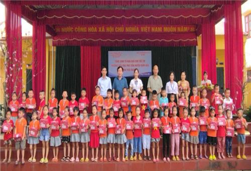 Tặng quà cho học sinh Trường Tiểu học Phú Tiến