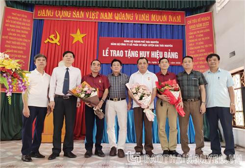 Đảng bộ Công ty CP Cơ điện Luyện kim Thái Nguyên: Trao tặng Huy hiệu 30 năm và 40 năm tuổi Đảng