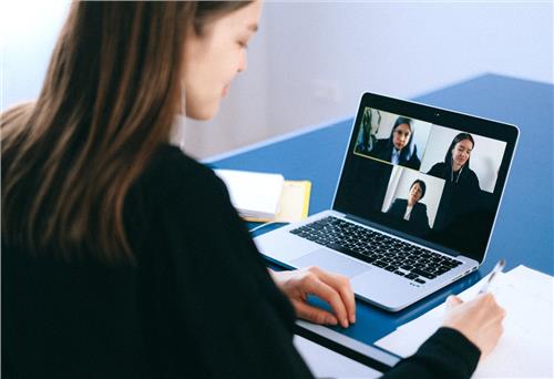 Cảnh giác với webcam khi học và làm việc trực tuyến