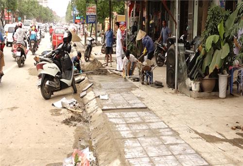 Cần đảm bảo an toàn khi thi công lát vỉa hè tuyến đường Dương Tự Minh