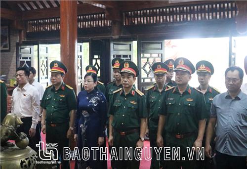 Đại tướng Phan Văn Giang dâng hương tại Khu di tích 27-7 và tặng quà người có công tỉnh Thái Nguyên