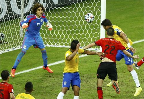 Người hùng Ochoa giúp Mexico cản bước Brazil