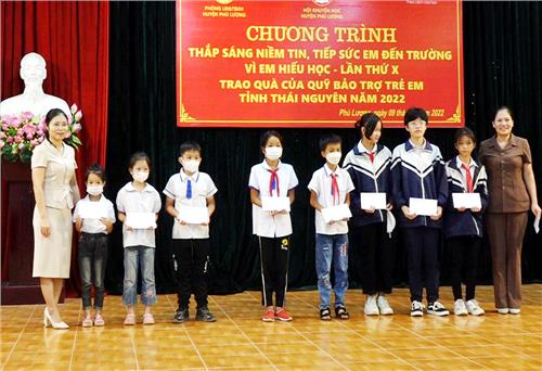 Phú Lương: Tặng học bổng cho học sinh nghèo