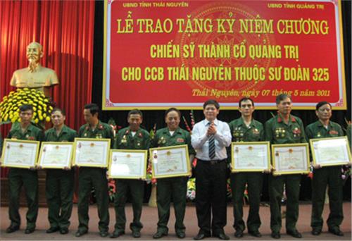 Trao tặng Kỷ niệm chương Chiến sĩ thành cổ Quảng Trị