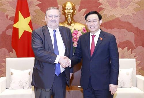 Làm sâu sắc hơn mối quan hệ tốt đẹp với Anh và Hungary