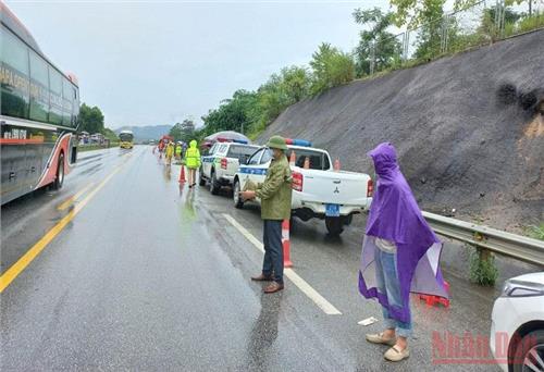 Tai nạn trên cao tốc Nội Bài-Lào Cai làm 6 người thương vong