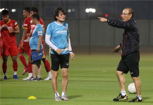 Đội tuyển Việt Nam tập luyện trong cái nóng oi ả của UAE