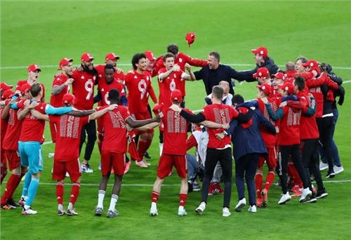Bayern mừng chức vô địch Bundesliga bằng chiến thắng sáu sao