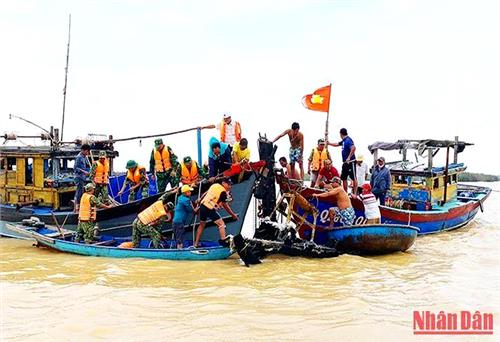 Nỗ lực trục vớt ca nô du lịch bị cháy và chìm tại bến Cửa Đại