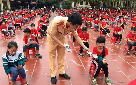 Tuyên truyền Luật Giao thông đường bộ cho học sinh 