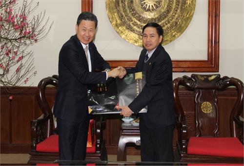 The representatives of Shinhan Financial Group met the leaders of Thai Nguyen Provincial People’s Committee