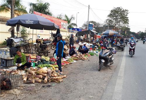 Chợ tự phát lấn chiếm hành lang giao thông