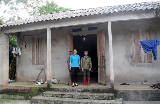 Hết lòng vì việc chung