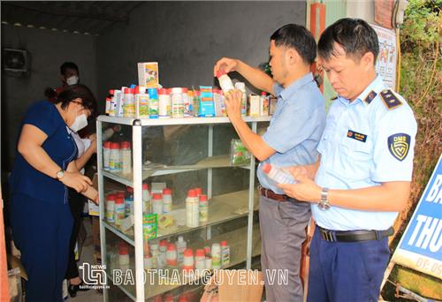 Kiểm tra đột xuất một số cơ sở kinh doanh vật tư nông nghiệp tại Phú Lương