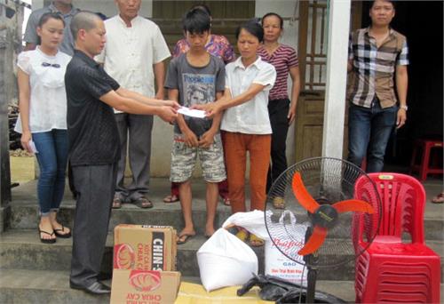 Tặng quà các gia đình có hoàn cảnh đặc biệt khó khăn