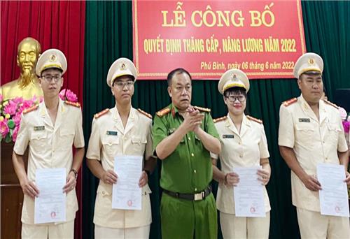 Công an Phú Bình: Công bố quyết định thăng cấp bậc hàm, nâng bậc lương