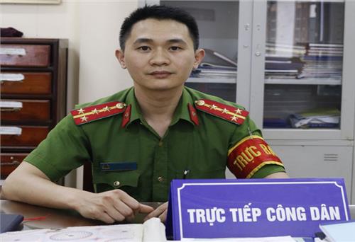 Người cán bộ công an trả lại 2.000 USD cho người bị mất