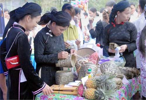 Đi chợ vùng cao: no bụng, no mắt