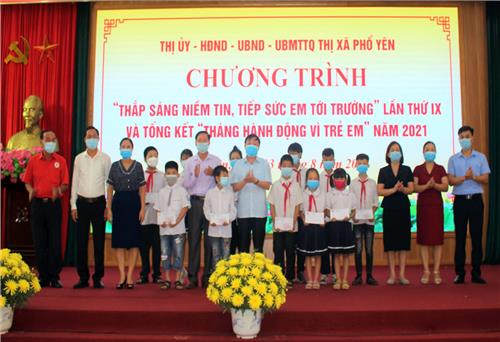 Trao tặng 200 suất học bổng cho học sinh nghèo