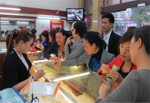 Người dân chen nhau mua vàng ngày thần tài