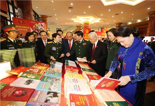 Phê phán quan điểm sai trái phủ nhận nguyên tắc “Đảng lãnh đạo tuyệt đối, trực tiếp về mọi mặt đối với quân đội”