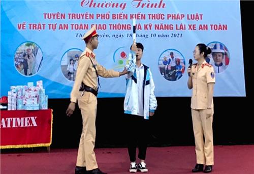 Tuyên truyền kiến thức an toàn giao thông cho học sinh