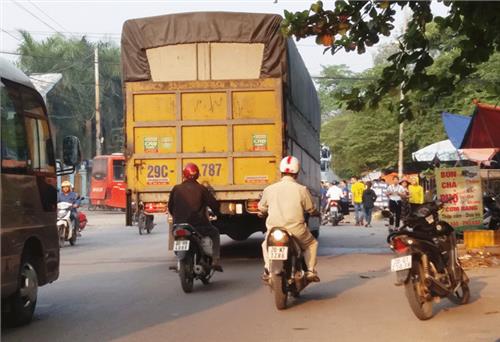 Lấn chiếm lòng, lề đường bán hàng gây mất an toàn giao thông