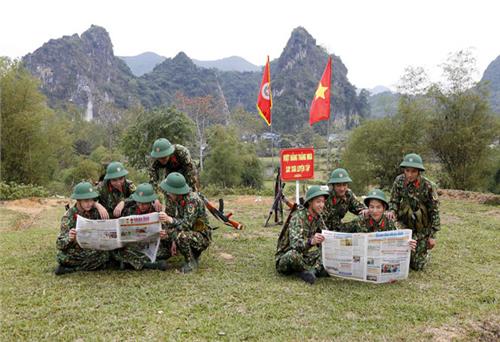 Học tập và làm theo Bác, xây dựng LLVT Quân khu 1 vững mạnh