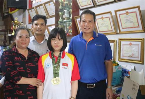 Nữ Kiện tướng Cờ vua thế giới 14 tuổi ở xứ trà 