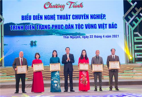 Biểu diễn nghệ thuật và trình diễn trang phục dân tộc