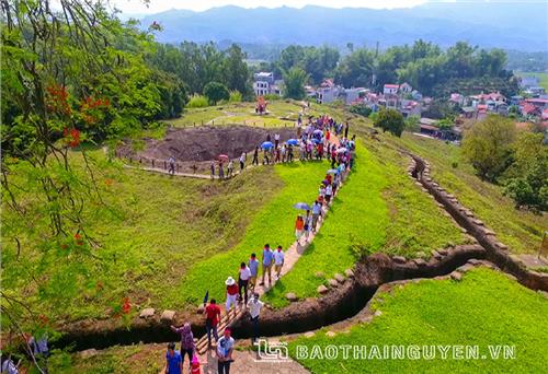 Ban nở trên chiến trường xưa