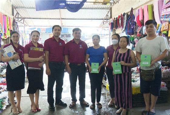 Trao trực tiếp sổ bảo hiểm tự nguyện cho người dân
