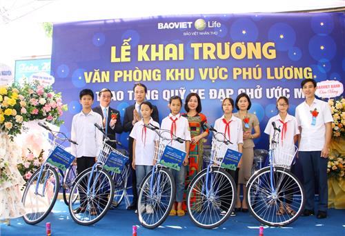 Khai trương Văn phòng Phú Lương và tặng xe đạp cho học sinh nghèo
