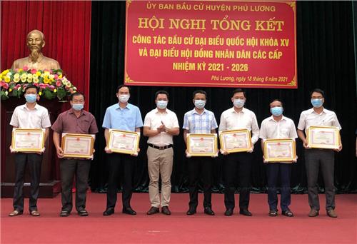 Nhiều tập thể, cá nhân được khen thưởng