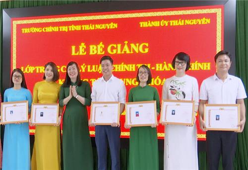 Bế giảng lớp trung cấp lý luận chính trị - hành chính