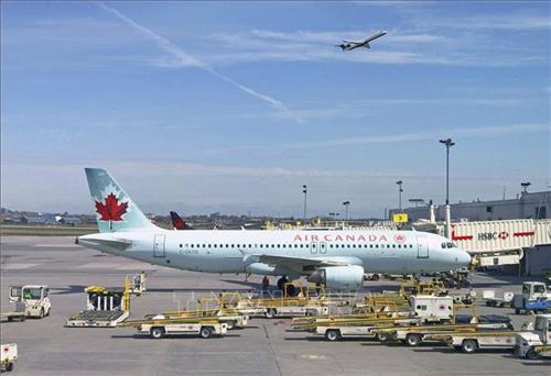 Trên 800 nhân viên Air Canada bị tạm nghỉ việc vì chưa tiêm chủng đầy đủ
