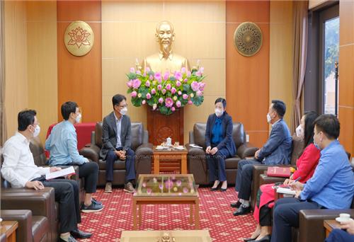 Secretary of Provincial Party Committee works with Korean investor