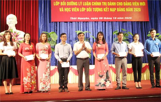 Bồi dưỡng lý luận chính trị cho 40 đảng viên mới