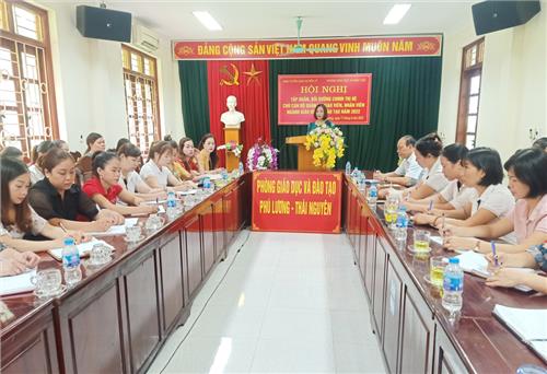Phú Lương: Bồi dưỡng chính trị cho trên 2.000 cán bộ, giáo viên 