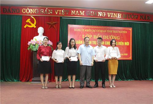 Tổ chức bồi dưỡng cho 115 đối tượng kết nạp Đảng