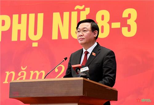 Chủ tịch Quốc hội Vương Đình Huệ chúc mừng đội tuyển bóng đá nữ Việt Nam